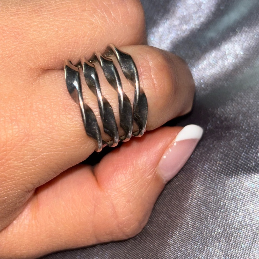 Elegant Silver and Black Wave Ring